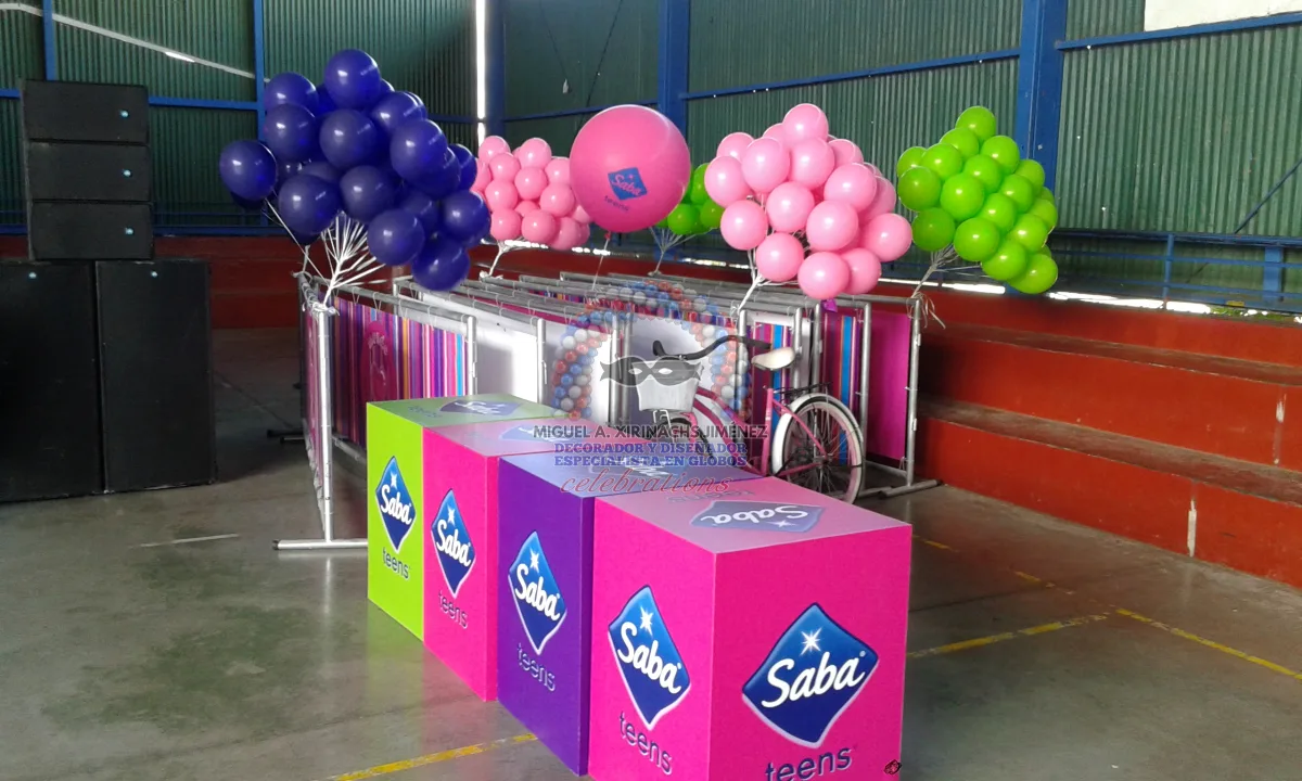Toldos y stands decorados con globos